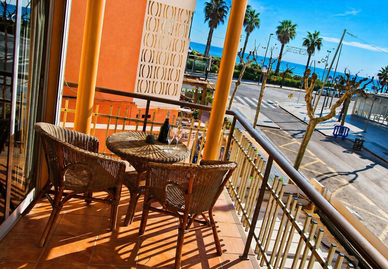 Apartamento en La Pineda - Apartamento con aacc frente a la Playa 