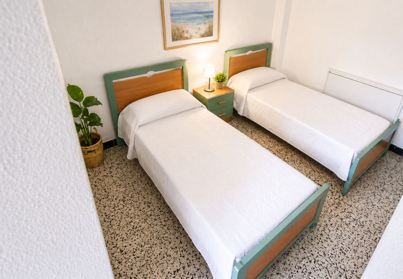 Apartamento en La Pineda - Apartamento con aacc frente a la Playa 