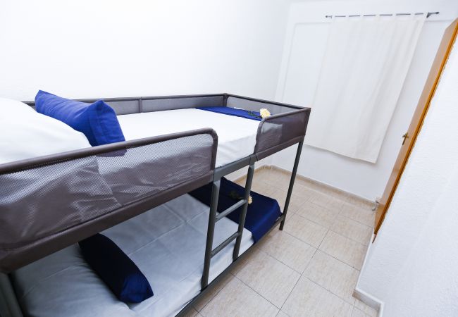 Apartamento en La Pineda - PINEDA 5 con piscina comunitaria, playa a 100m  Apartamento en La Pineda - PINEDA 5 con piscina comunitaria, playa a 100m