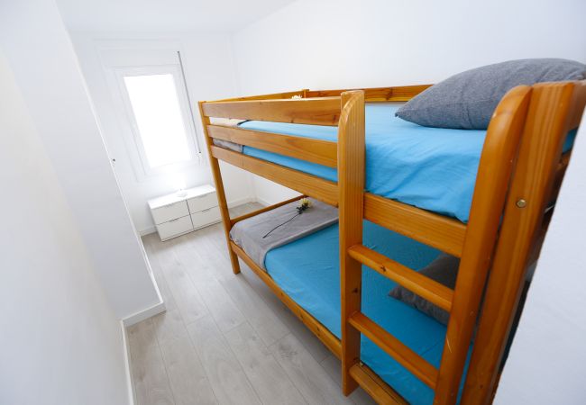 Apartamento en La Pineda - PINEDA 7 con piscina comunitaria, playa a 100m Apartamento en La Pineda - PINEDA 7 con piscina comunitaria, playa a 100m