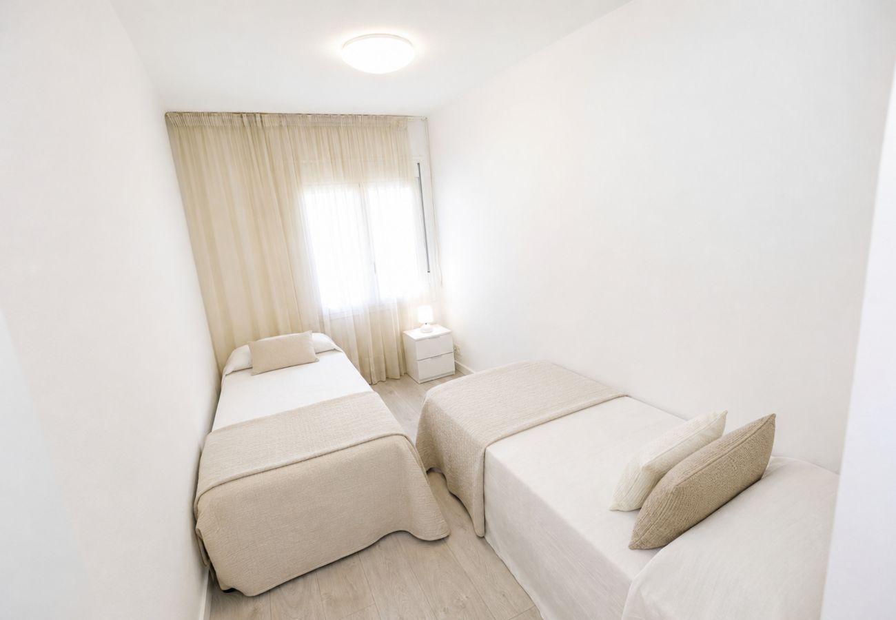 Apartamento en La Pineda - Apartamento P7 con piscina comunitaria, playa a 100m
