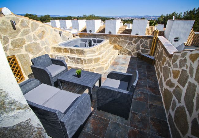 Casa en Salou - NATURE PLUS - Barbacoa - Jacuzzi - Piscina  Casa en Salou - NATURE PLUS - Barbacoa - Jacuzzi - Piscina