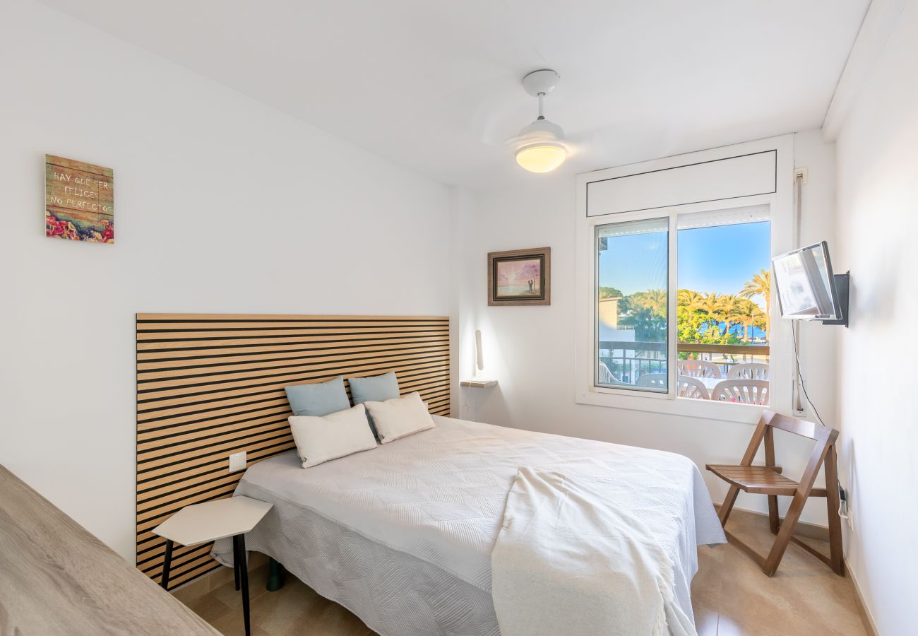 Apartamento en La Pineda - 🏖️ Playa a 200m | Piscina y apartamento reformado