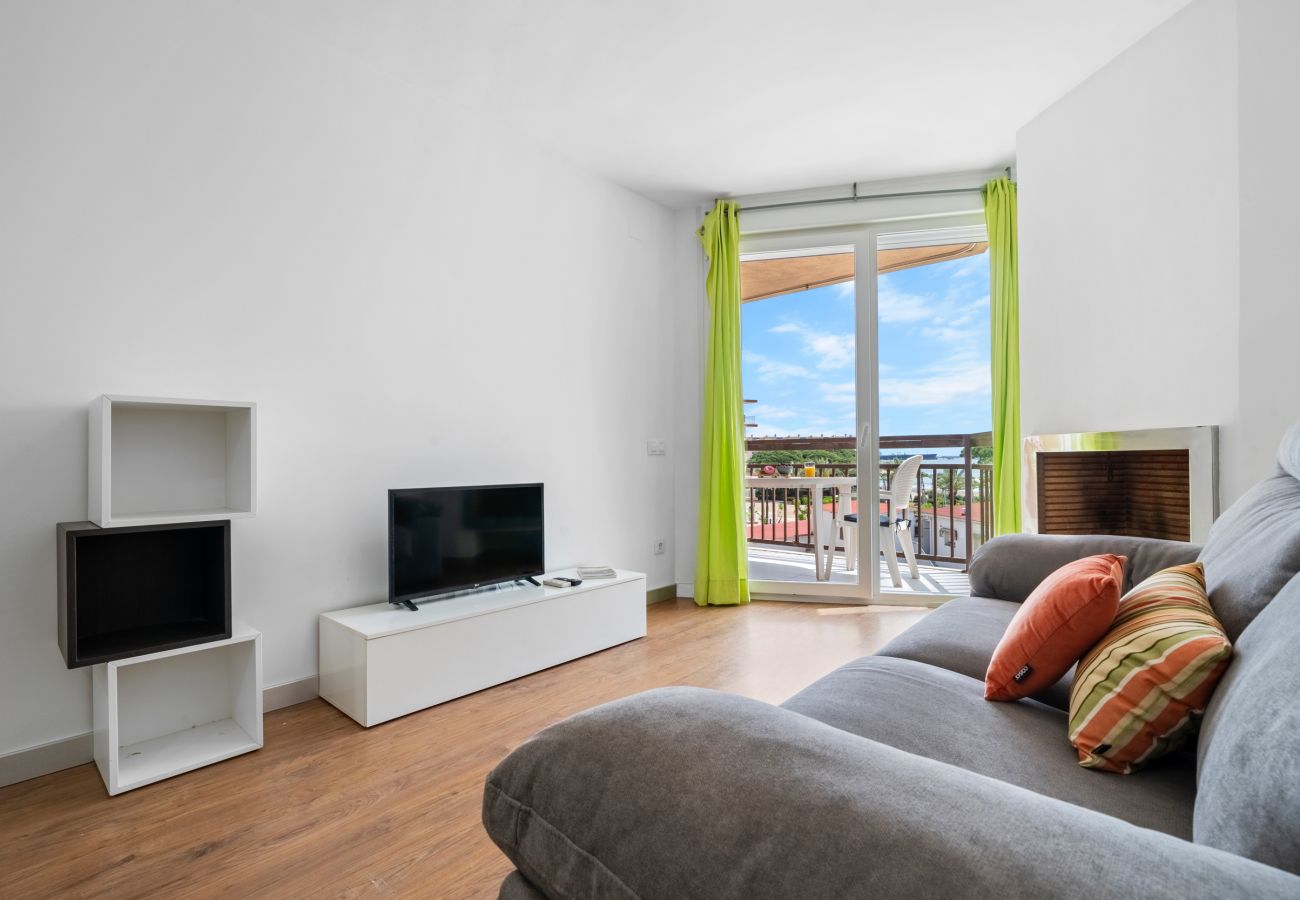 Apartamento en La Pineda - 🏖️ Playa a 200m | Piscina y apartamento reformado