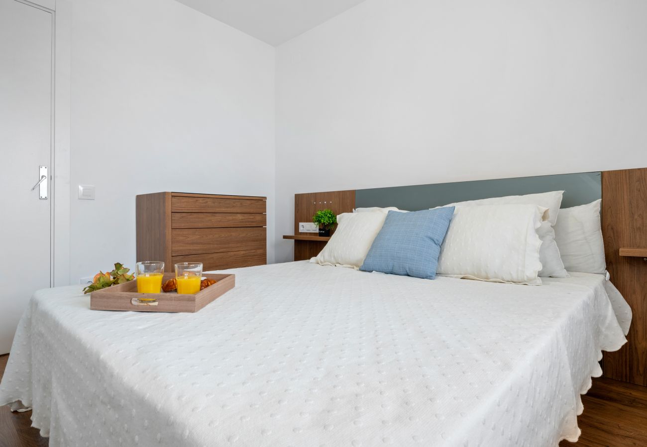 Apartamento en La Pineda - 🏖️ Playa a 200m | Piscina y apartamento reformado