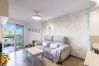 Apartamento en La Pineda - 🏖️ Playa a 200m | Piscina y apartamento reformado