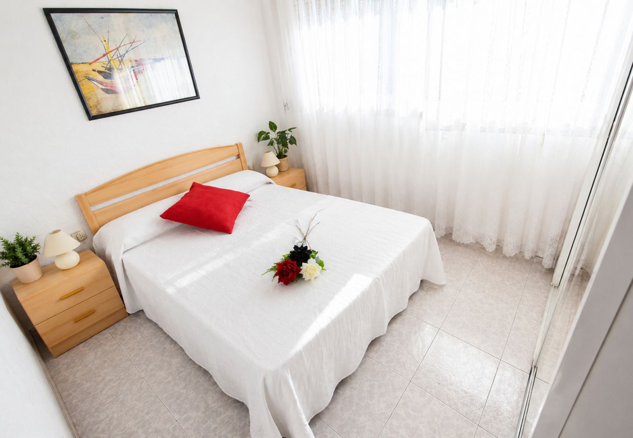 Apartment in La Pineda - AirCon Apartment in front of the beach 