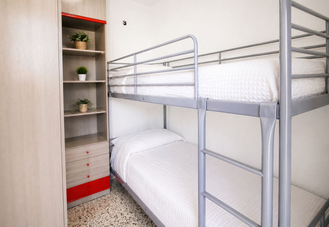 Apartment in La Pineda - AirCon Apartment in front of the beach 
