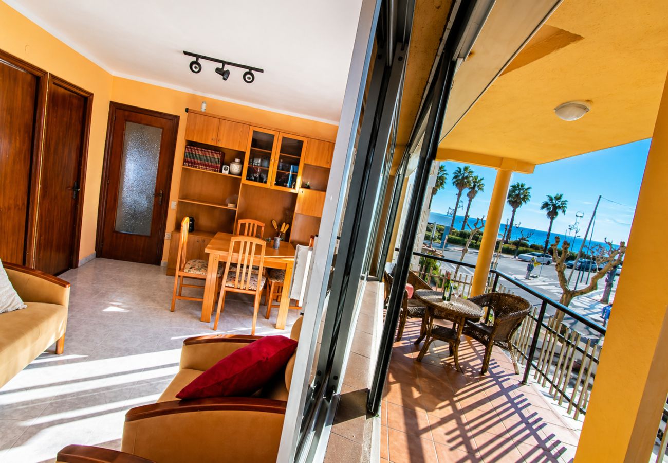 Apartment in La Pineda - AirCon Apartment in front of the beach 