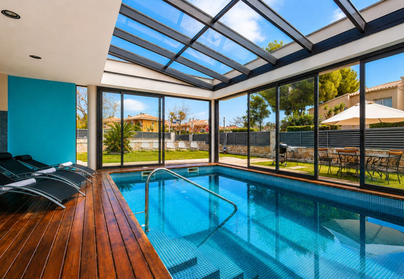 Villa in Cambrils - Villa with a covered pool in Vilafortuny