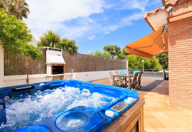 House in Salou - Villa ERA - Jacuzzi and Swimming Pool House in Salou - Villa ERA - Jacuzzi and Swimming Pool