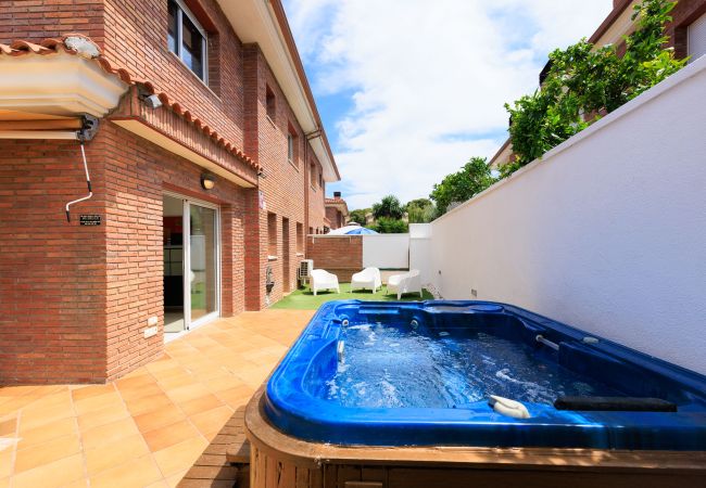 House in Salou - Villa ERA - Jacuzzi and Swimming Pool House in Salou - Villa ERA - Jacuzzi and Swimming Pool