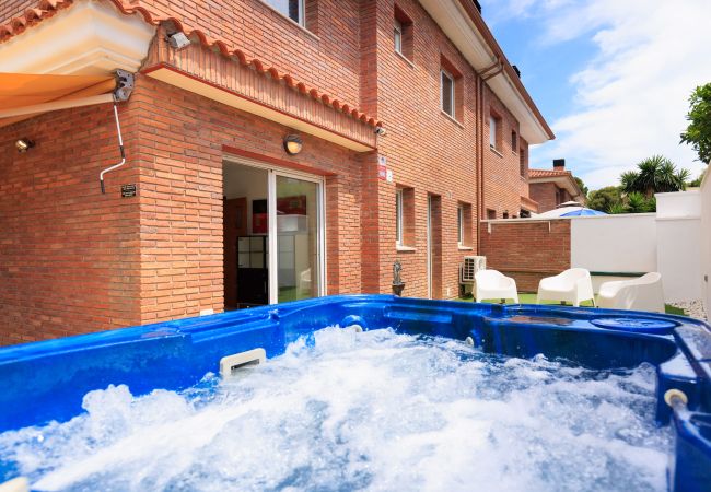 House in Salou - Villa ERA - Jacuzzi and Swimming Pool House in Salou - Villa ERA - Jacuzzi and Swimming Pool