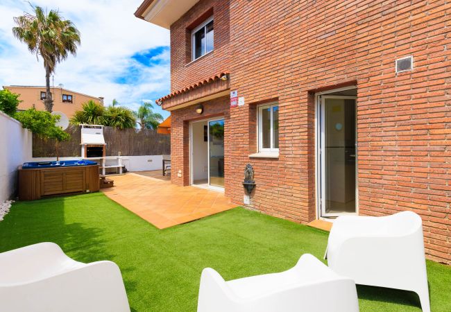 House in Salou - Villa ERA - Jacuzzi and Swimming Pool House in Salou - Villa ERA - Jacuzzi and Swimming Pool