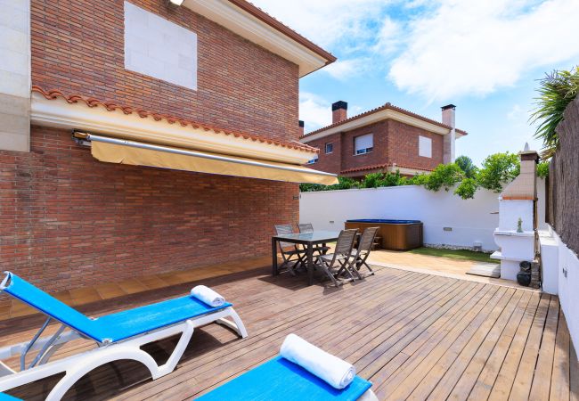 House in Salou - Villa ERA - Jacuzzi and Swimming Pool House in Salou - Villa ERA - Jacuzzi and Swimming Pool