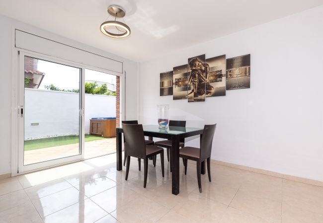 House in Salou - Villa ERA - Jacuzzi and Swimming Pool House in Salou - Villa ERA - Jacuzzi and Swimming Pool