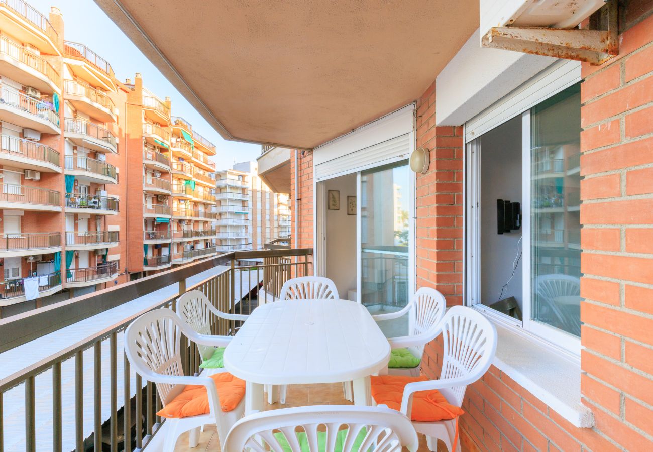 Apartment in La Pineda - 🏖️ Beach 200m Away | Pool & Renovated Apartment