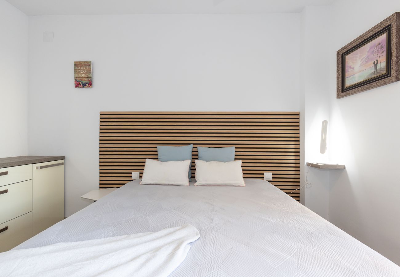 Apartment in La Pineda - 🏖️ Beach 200m Away | Pool & Renovated Apartment