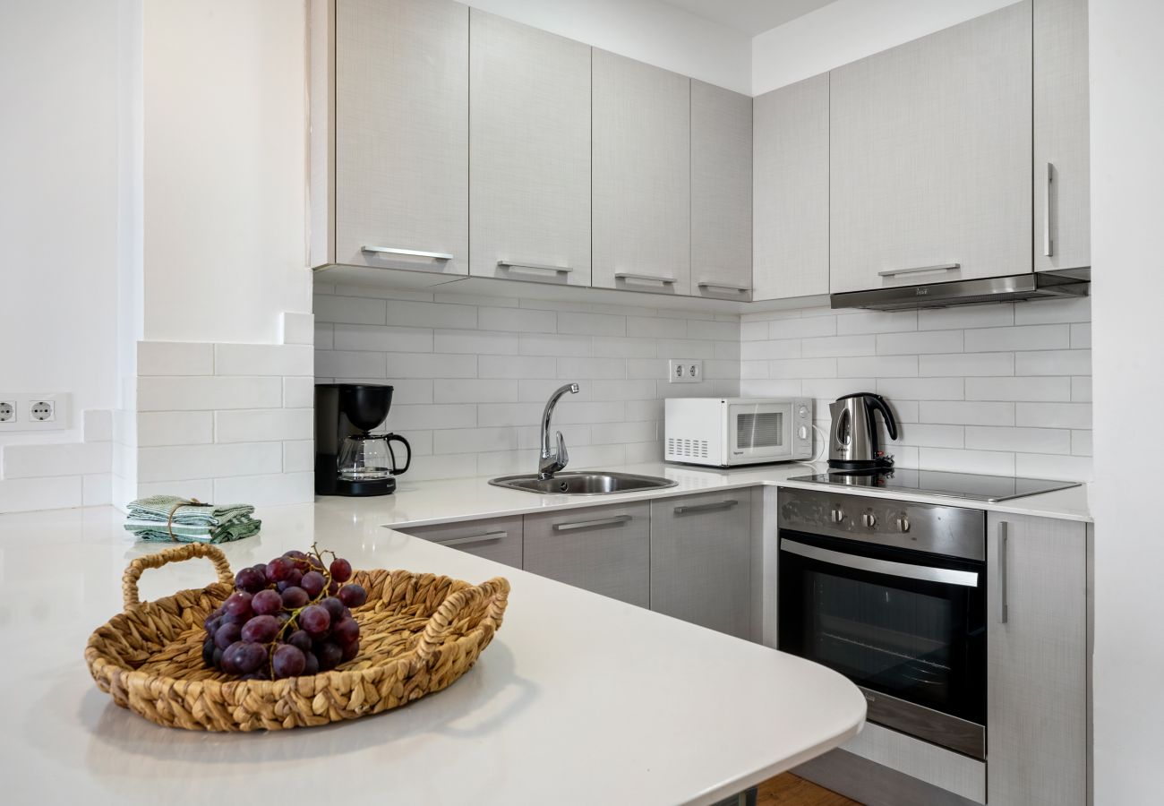 Apartment in La Pineda - 🏖️ Beach 200m Away | Pool & Renovated Apartment