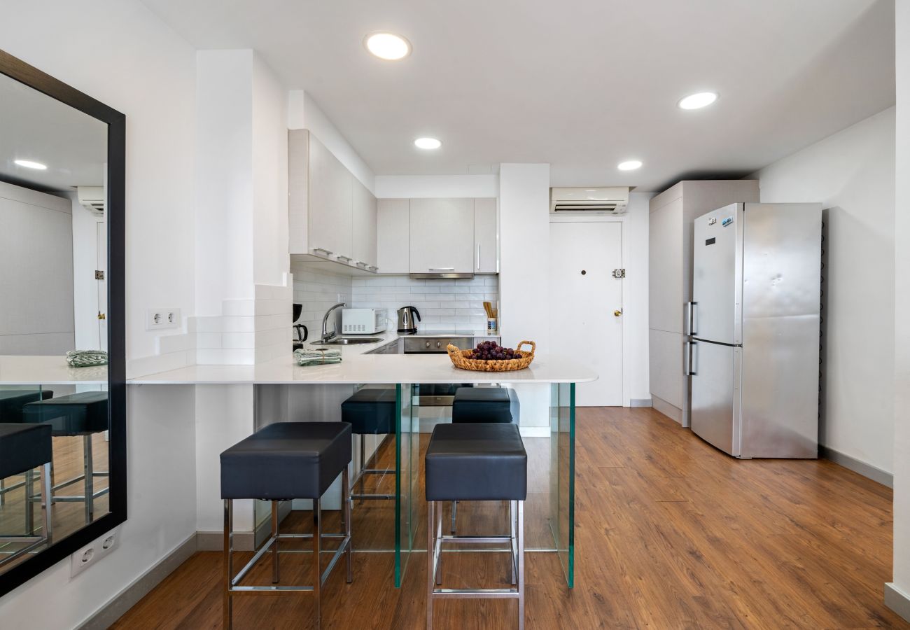 Apartment in La Pineda - 🏖️ Beach 200m Away | Pool & Renovated Apartment