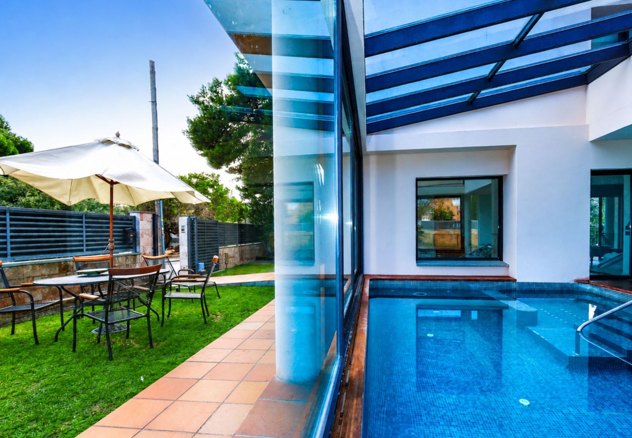 Villa à Cambrils - Villa avec piscine couverte à Vilafortuny