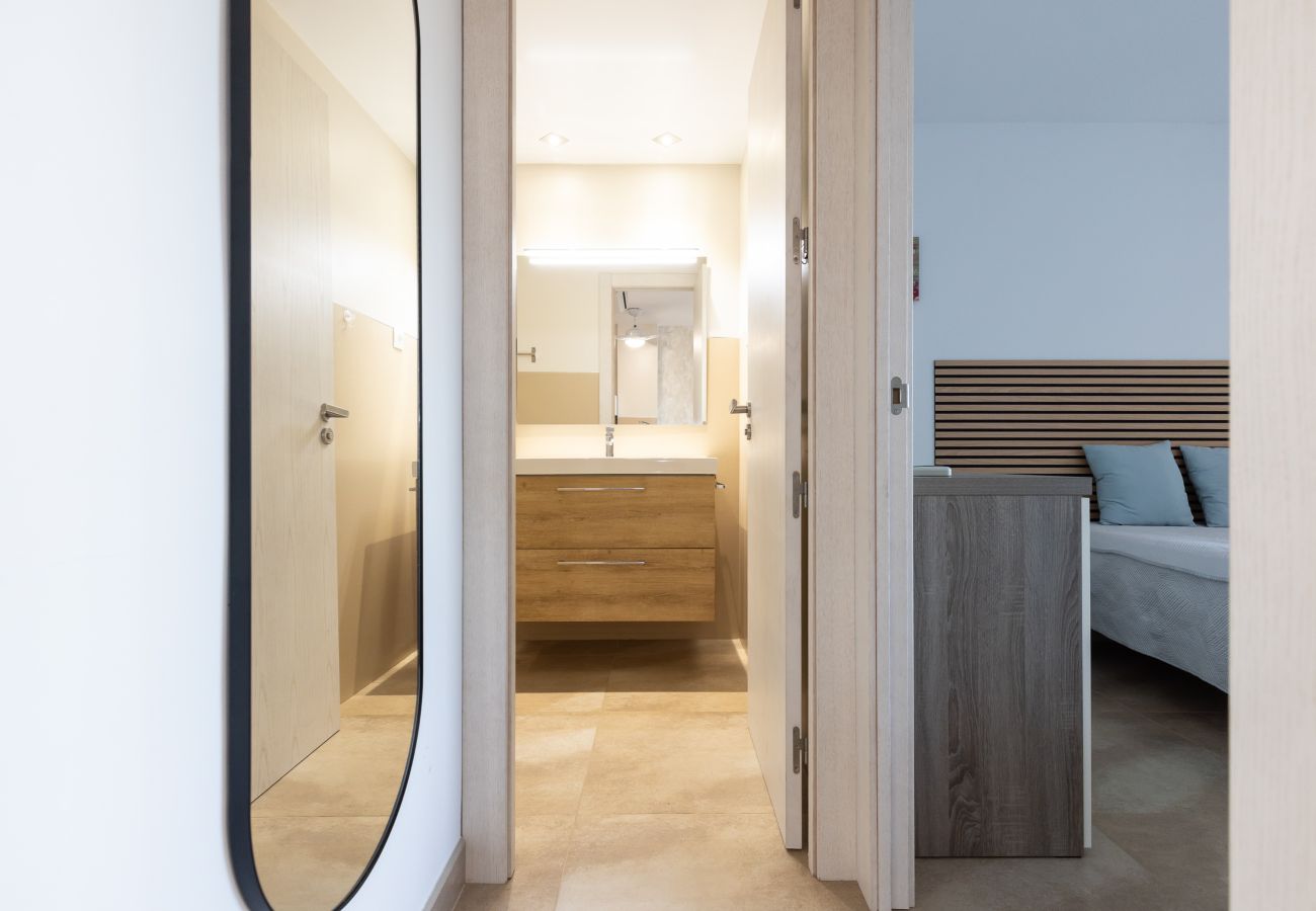 Appartement à La Pineda - 🏖️ Plage à 200 m | Piscine et Appartement Rénové