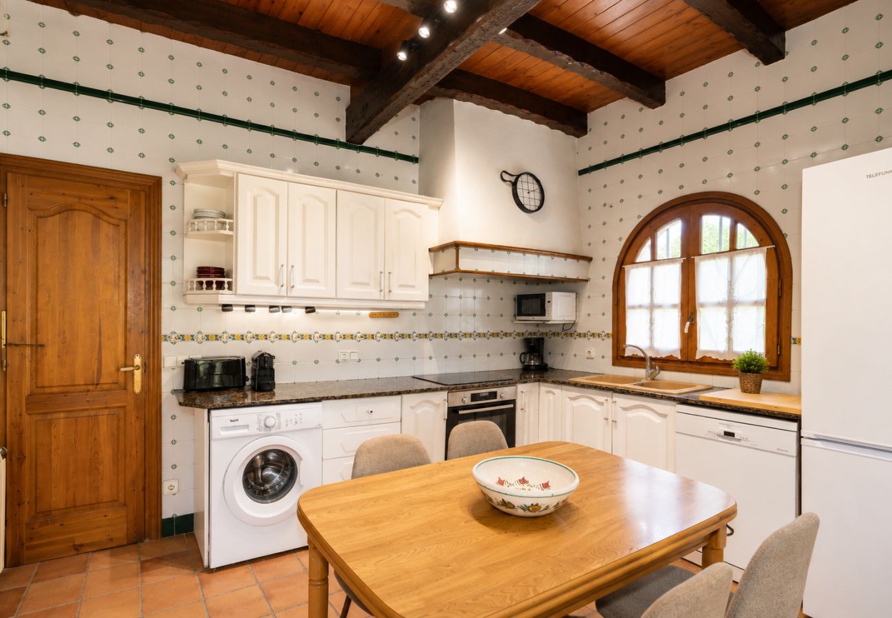 Вилла на Камбрильс - A peaceful villa with a swimming pool by the sea
