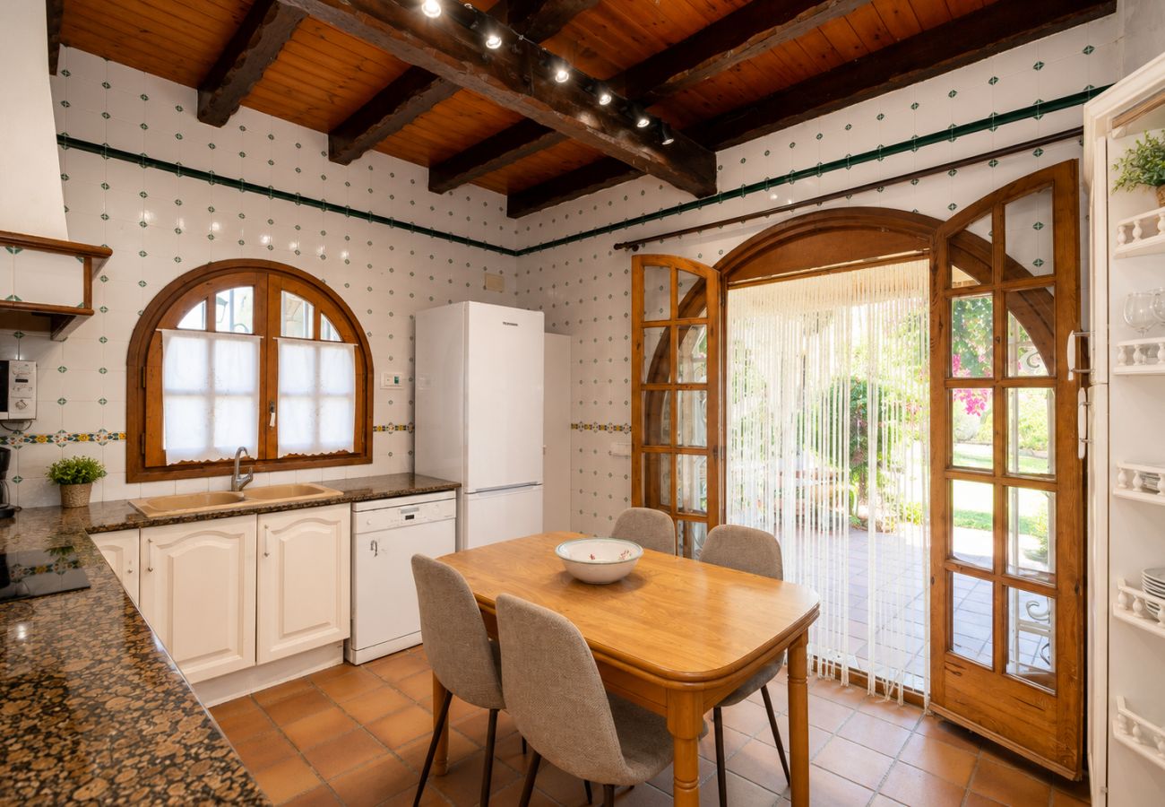 Вилла на Камбрильс - A peaceful villa with a swimming pool by the sea