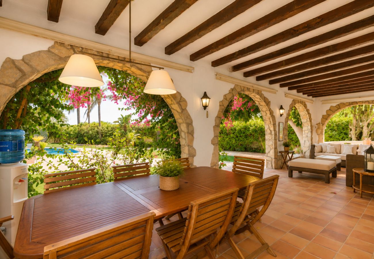 Вилла на Камбрильс - A peaceful villa with a swimming pool by the sea