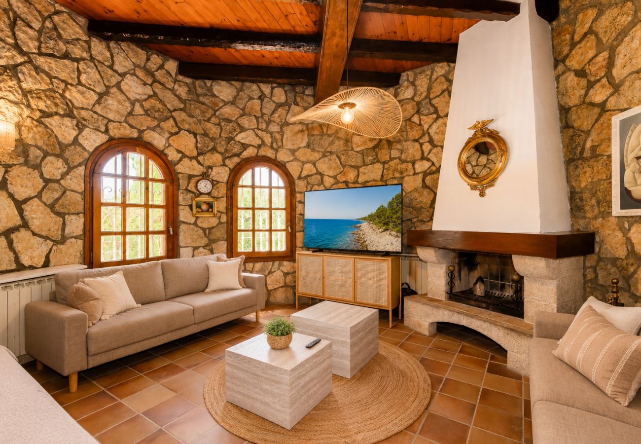 Вилла на Камбрильс - A peaceful villa with a swimming pool by the sea