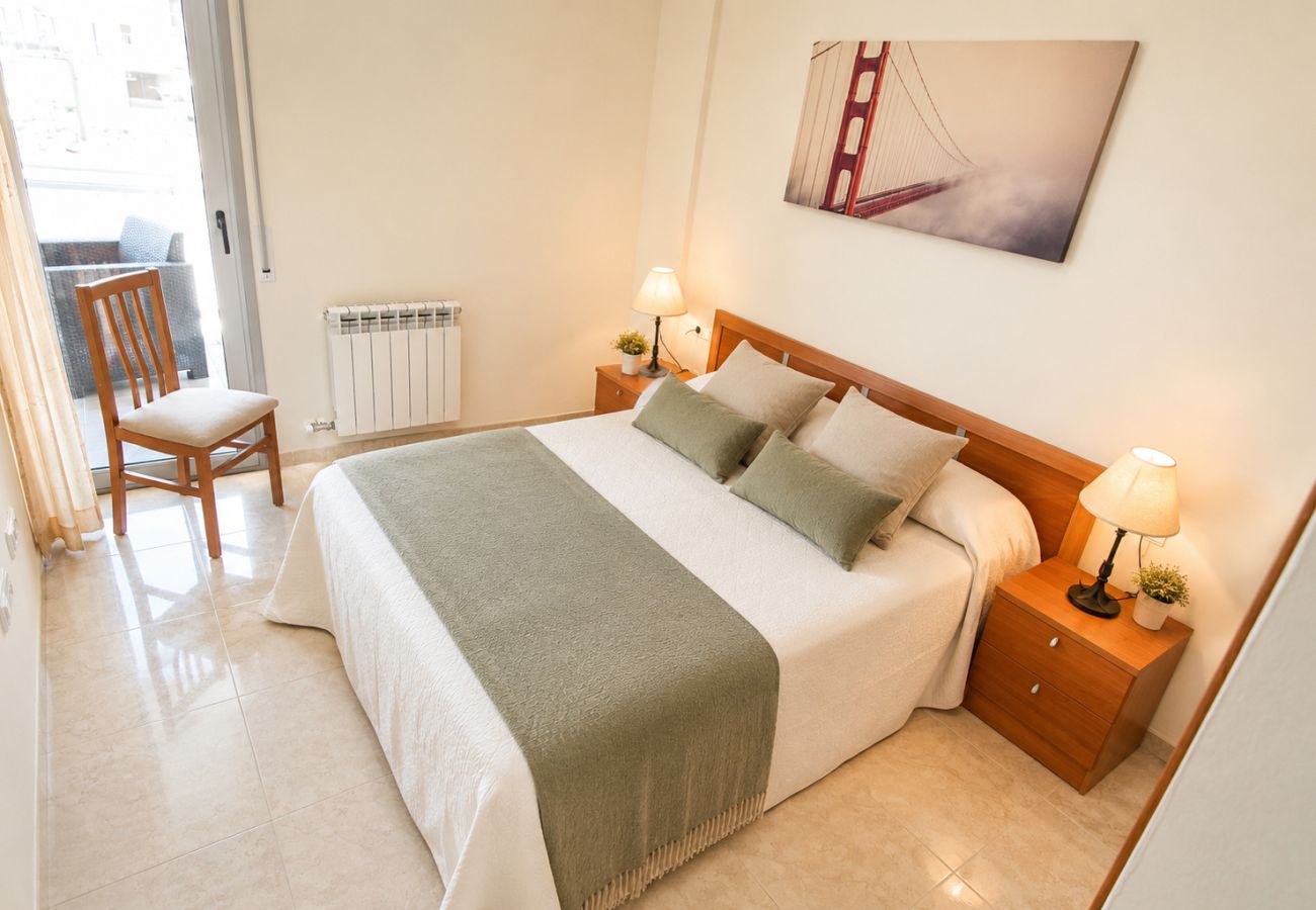 Апартаменты на Ла Пинеда - Apartamento con piscina junto a la playa