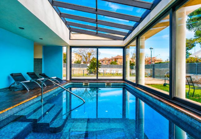 Вилла на Cambrils - Villa with a covered pool in Vilafortuny