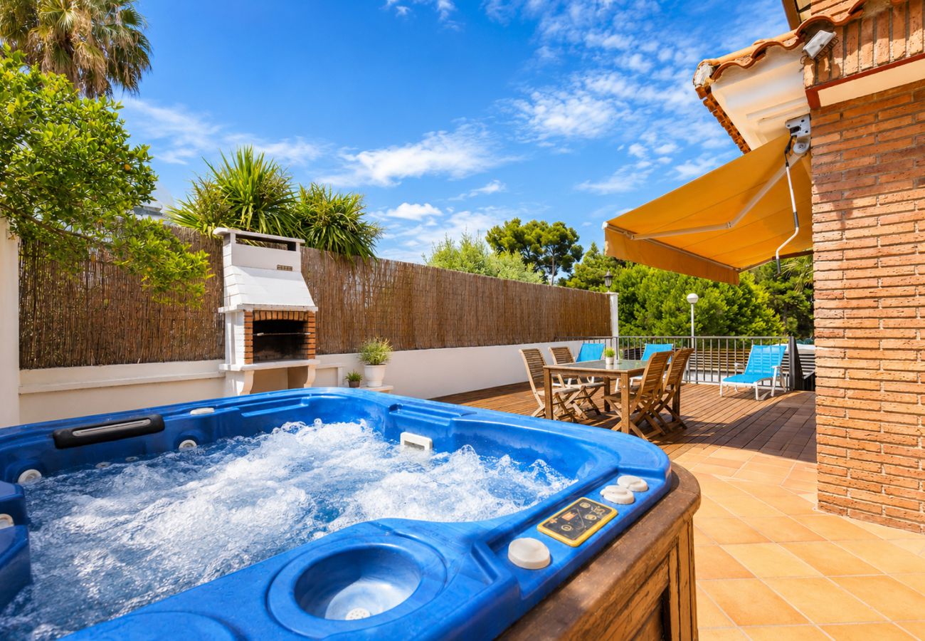 Дом на Салоу - Villa ERA - Jacuzzi and Swimming Pool