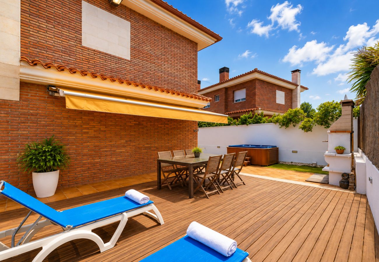 Дом на Салоу - Villa ERA - Jacuzzi and Swimming Pool