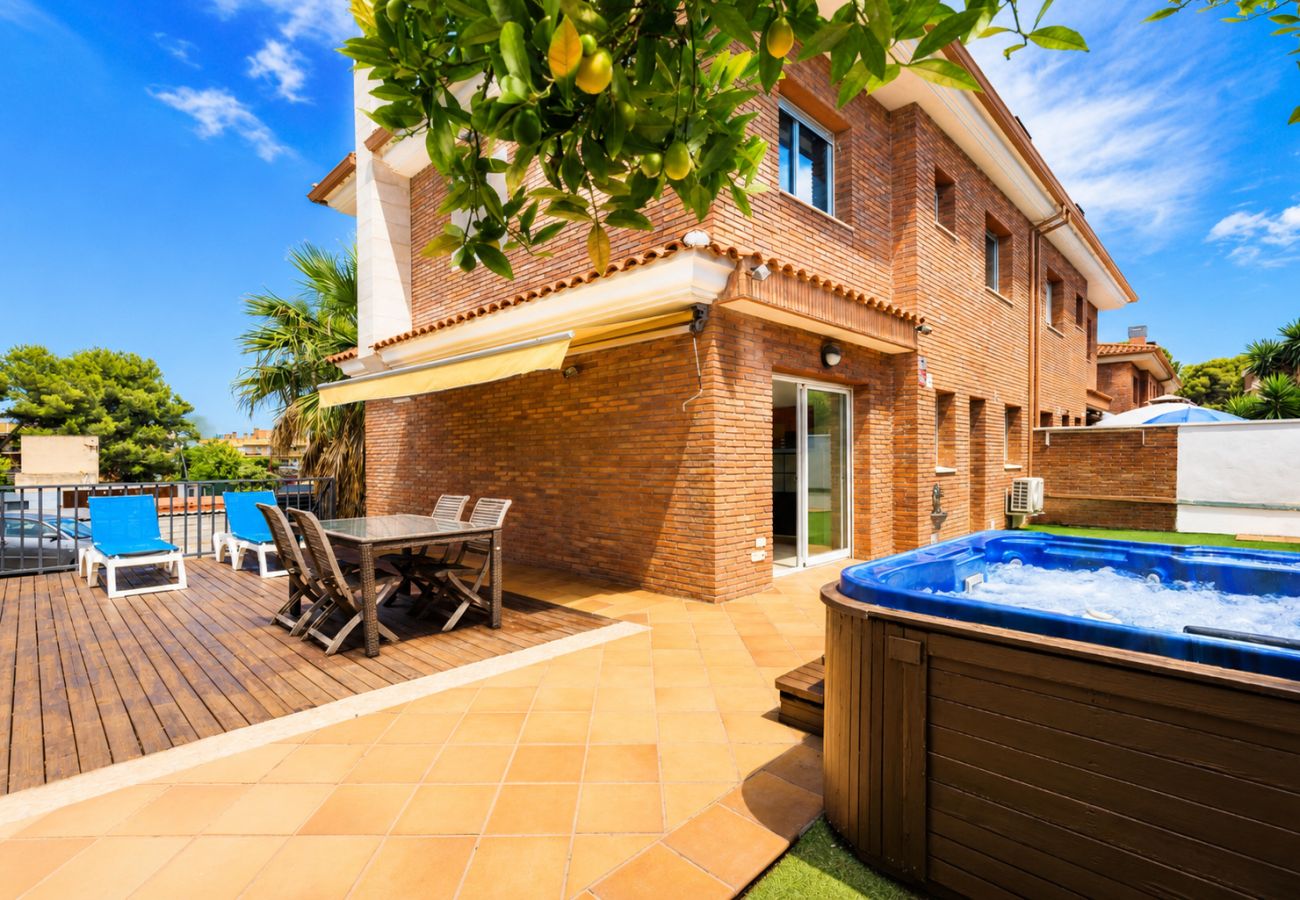 Дом на Салоу - Villa ERA - Jacuzzi and Swimming Pool