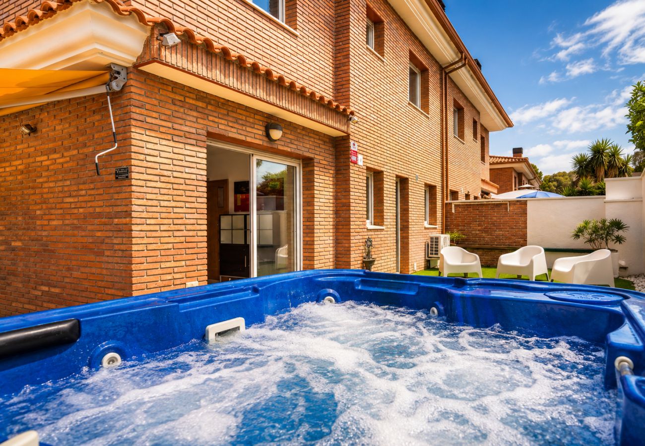Дом на Салоу - Villa ERA - Jacuzzi and Swimming Pool