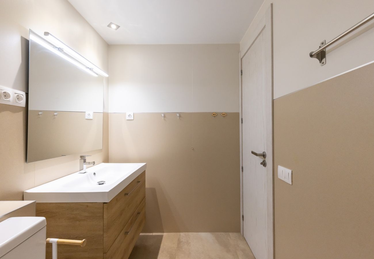 Апартаменты на Ла Пинеда - 🏖️ Beach 200m Away | Pool & Renovated Apartment